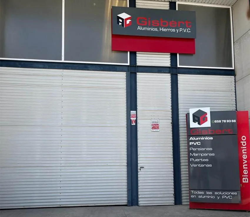 Fachada del taller de Aluminios Gisbert en el polígono Los Llanos de San Pedro, El Espinar