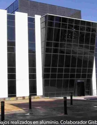 Fachada de un edificio de oficinas resuelta con muro cortina oscuro