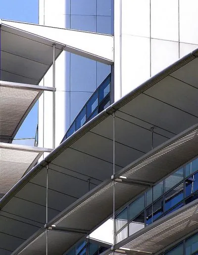 Muro cortina acristalado con lamas de aluminio en un edificio
