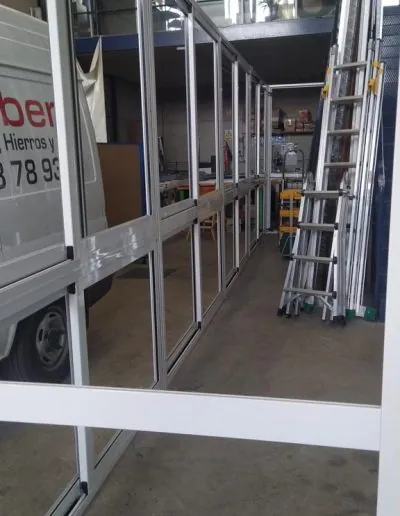 Cerramiento de aluminio recién cargado junto a la furgoneta del taller