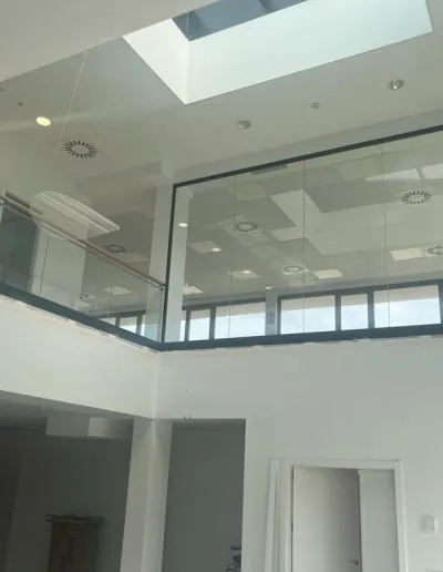 Lucernario de aluminio y cristal en el techo de una vivienda