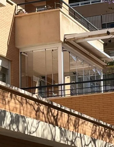 Barandilla de cristal en la terraza de un edificio de viviendas