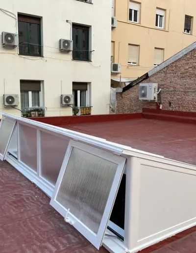 Ventanas abatibles de aluminio en la azotea de un edificio
