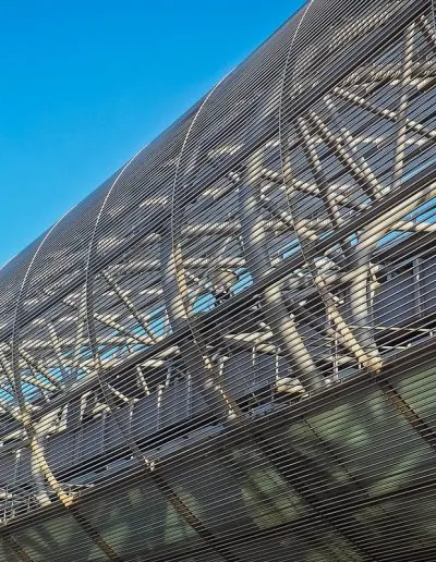 Estructura acristalada curva vista desde abajo