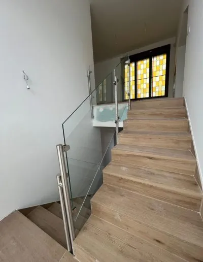 Barandilla de cristal junto a un ventanal en una vivienda