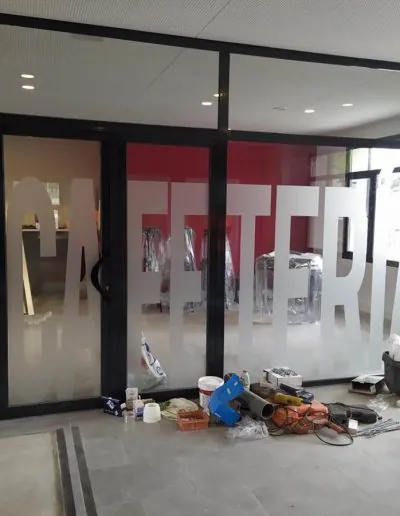 Local comercial acristalado durante la obra