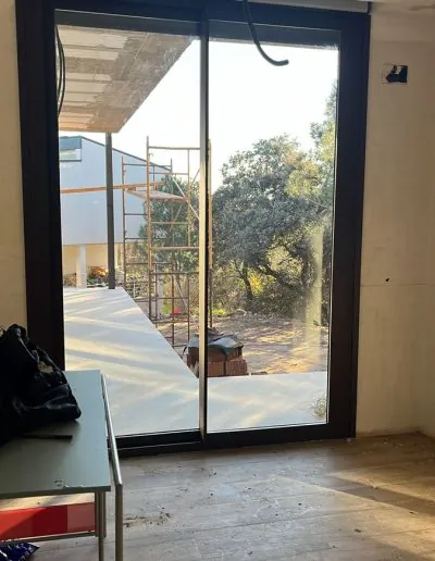 Puerta corredera de aluminio negro recién instalada