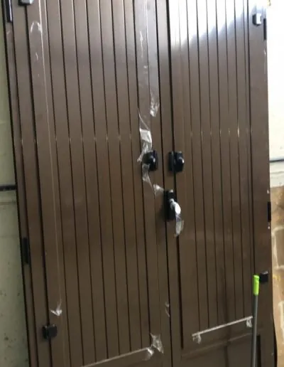 Puerta de garaje de lamas marrones con cerradura de seguridad