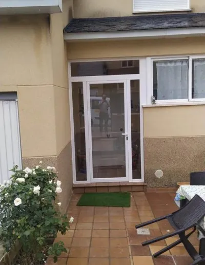 Puerta de entrada de PVC blanco en el acceso a una vivienda