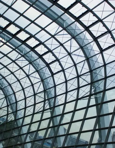 Techo curvo de cristal con estructura de aluminio