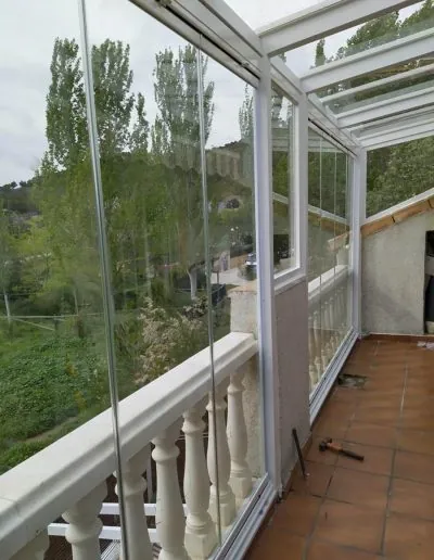 Galería acristalada con vistas al jardín