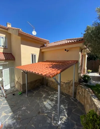 Pérgola de aluminio en el patio de un chalet