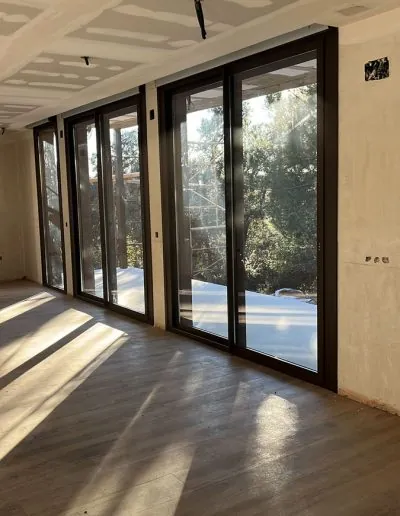 Ventanal corredero de gran formato en una vivienda