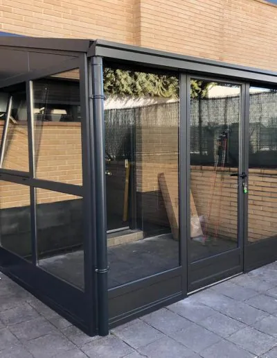 Cerramiento acristalado con puertas plegables en un jardín