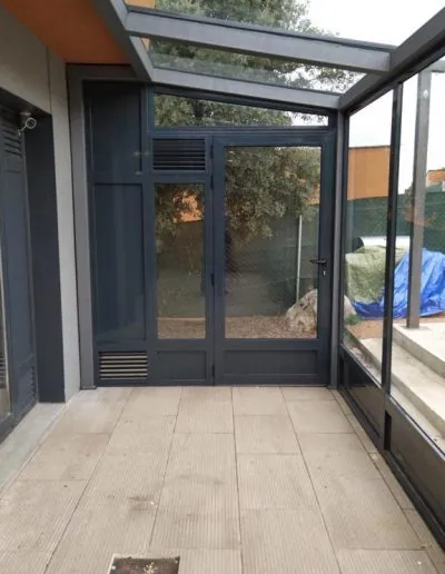Cerramiento acristalado con techo de cristal en una vivienda