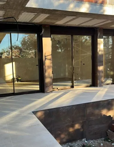 Cerramiento acristalado interior con carpintería oscura
