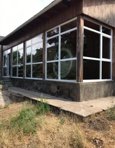 Galería acristalada en el exterior de una vivienda