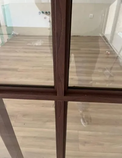 Detalle del encuentro de perfiles de una carpintería de madera