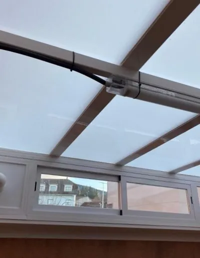 Techo de cristal con estructura de aluminio visto desde dentro