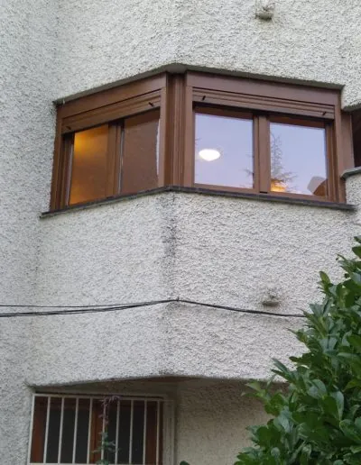 Mirador de madera en la esquina de un edificio