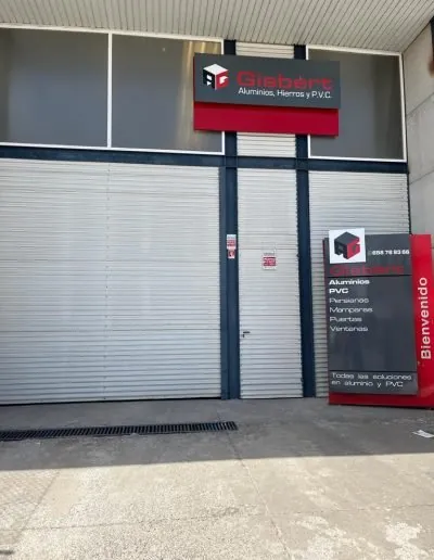 Local comercial con cierre metálico y rótulo
